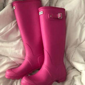 Bright pink hunter rain boots!🌸